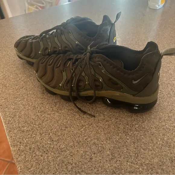 Nike Army Green alligator  Vapormax  Athletic Sneakers M 8.5 W 10
