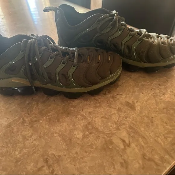 Nike Army Green alligator  Vapormax  Athletic Sneakers M 8.5 W 10