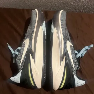 Nike Athletic Sneakers with Blue Accents Air Zoom G.T Cut 2.0