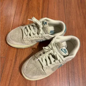 Nike Beige and Green Sneakers