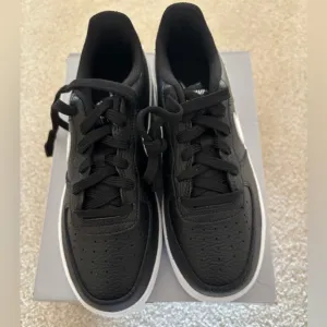 Nike Black Sneakers boys air force 1 (gs) size 4 brand new!