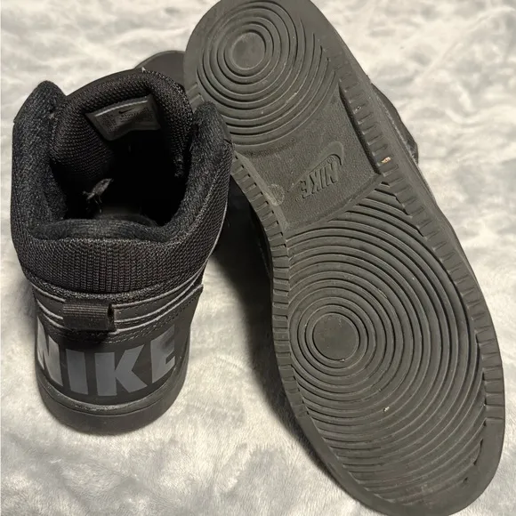 Nike court borough mid triple black