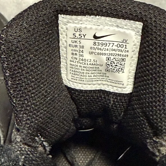 Nike court borough mid triple black