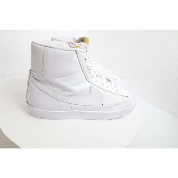 nike CZ1055-117size 8.5 Nike Blazer Mid '77 Triple White  Sneakers Women's