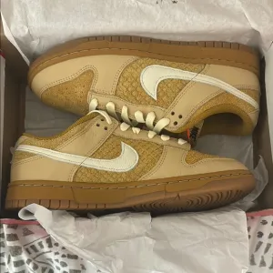 Nike DUNK LOW RETRO Beige and White Sneakers New in the box