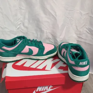 Nike Green and Pink Sneakers