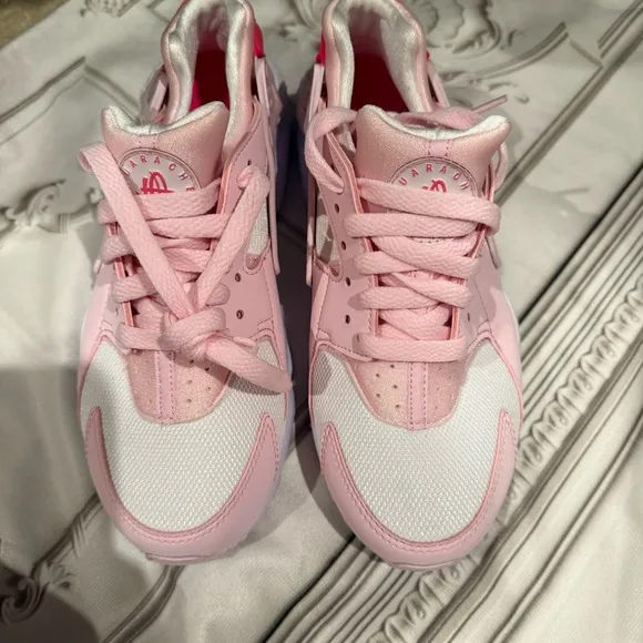 NIKE HURACHE Pink and White Sneakers
