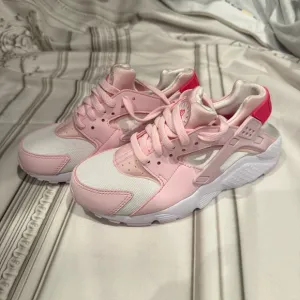 NIKE HURACHE Pink and White Sneakers