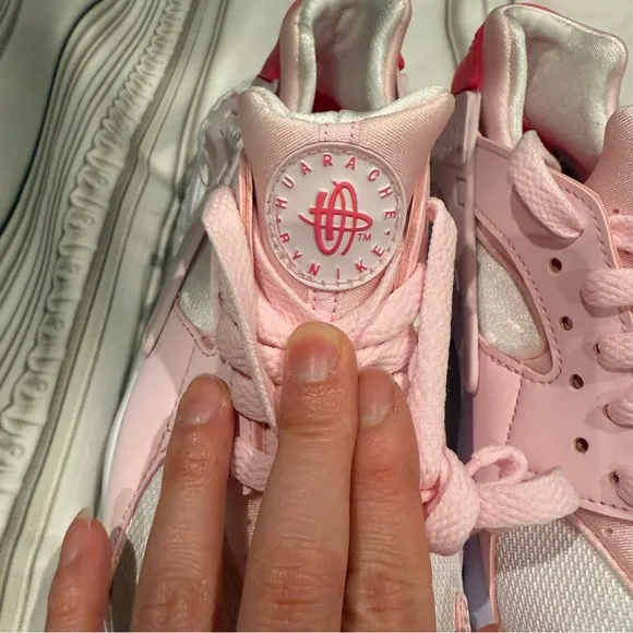 NIKE HURACHE Pink and White Sneakers