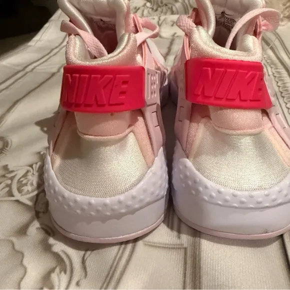 NIKE HURACHE Pink and White Sneakers