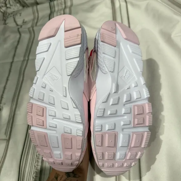 NIKE HURACHE Pink and White Sneakers