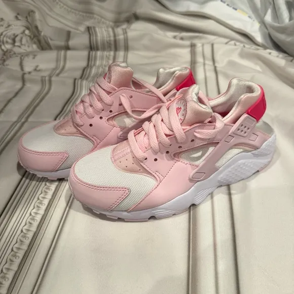 NIKE HURACHE Pink and White Sneakers