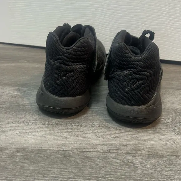 NIKE KYRIE 2 GS TRIPLE BLACK sneakers  / US 7Y