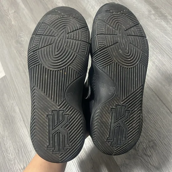 NIKE KYRIE 2 GS TRIPLE BLACK sneakers  / US 7Y