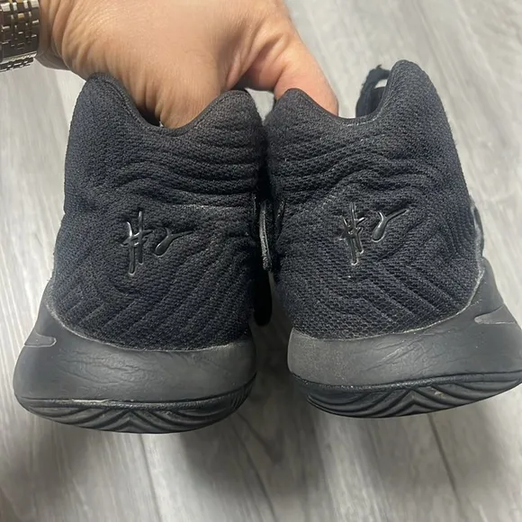 NIKE KYRIE 2 GS TRIPLE BLACK sneakers  / US 7Y