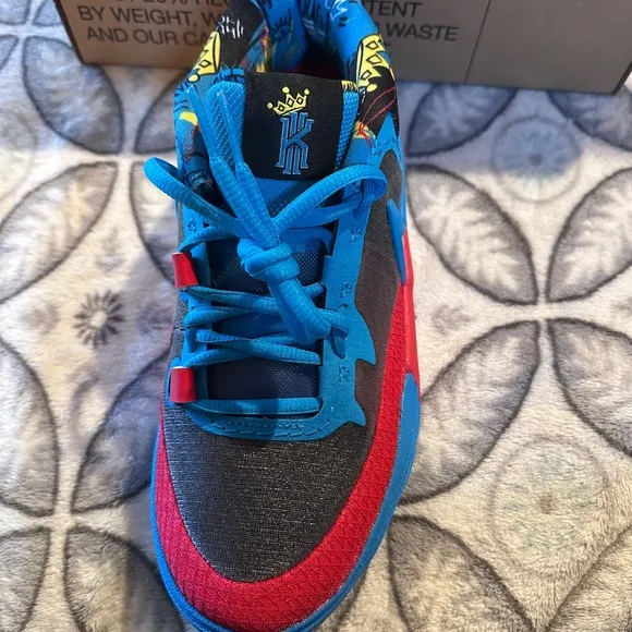 Nike Kyrie Irving boys size 6 youth. Brand new in box.