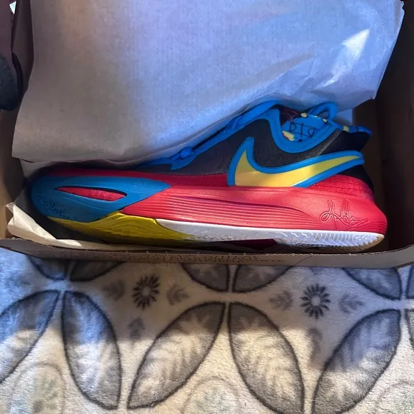 Nike Kyrie Irving boys size 6 youth. Brand new in box.