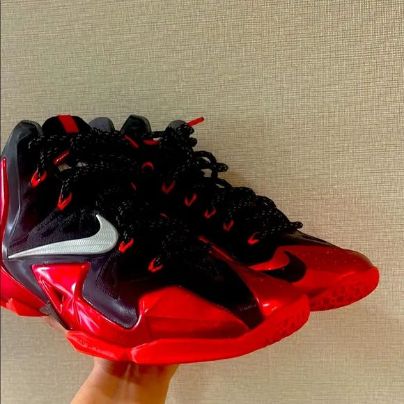 Nike LeBron 11 Away Size 10 Men’s Size 2013 black and red