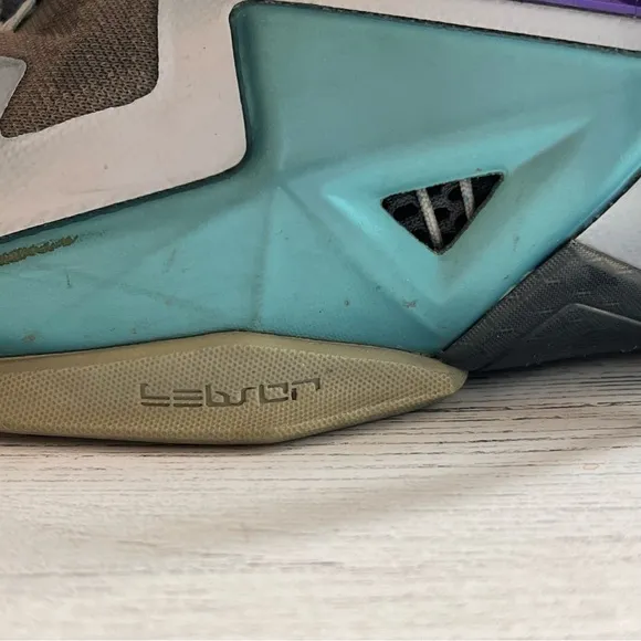 Nike LeBron 11 Gamma Blue Sneakers Men’s Size 9 – Style 816175-401