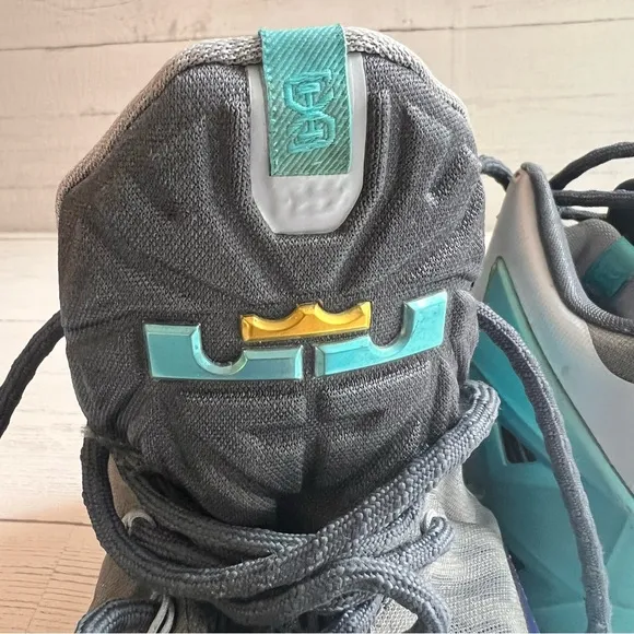 Nike LeBron 11 Gamma Blue Sneakers Men’s Size 9 – Style 816175-401