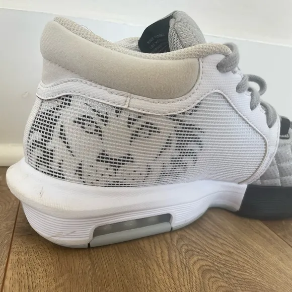 Nike LeBron Witness 8 Men's Size 10.5 White/Light Smoke Grey/Black FB2239 100