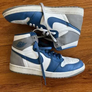 Nike. Men's Retro High OG. Blue/white/Gray Sneakers. Size 11. Pre owned.