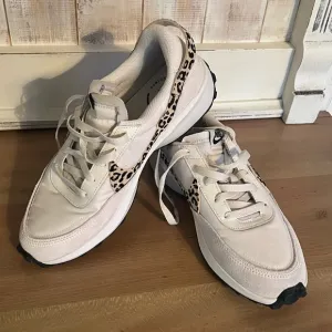 NIKE Size 9.5 Stylish Women's White and  Leopard Print Sneakers. LNC