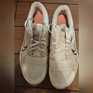 Nike White and Pink Sneakers MC Trainer 2 Womens Size 10