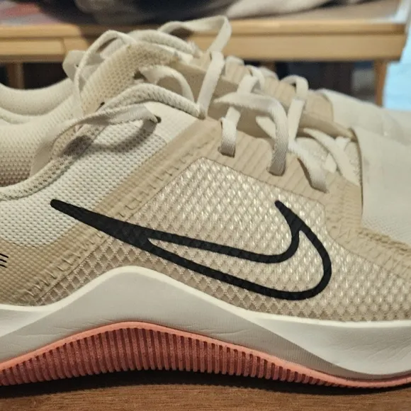 Nike White and Pink Sneakers MC Trainer 2 Womens Size 10