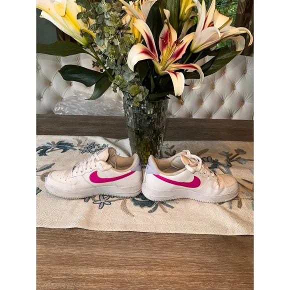 Nike Wmns Air Force 1 Low Fire Pink 7.5