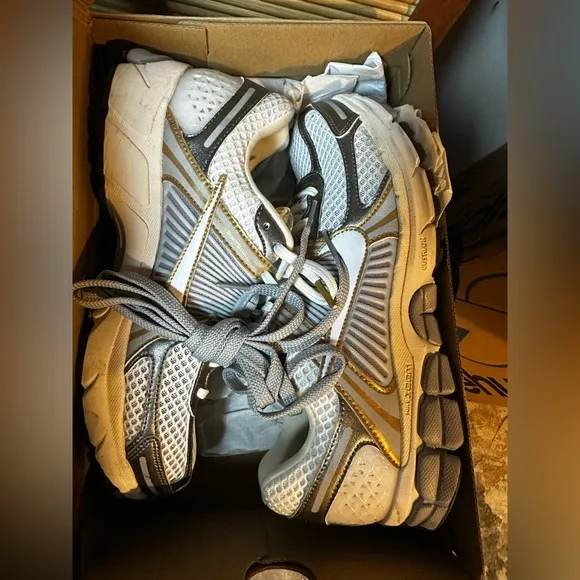 Nike Zoom Vomero 5 -White &amp; Gray Sneakers