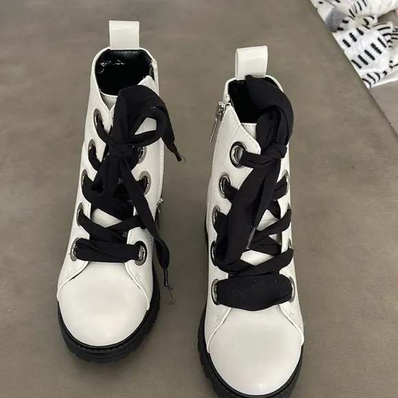 Nina White Boots, Girls