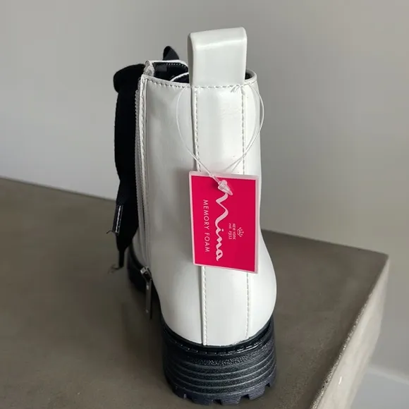 Nina White Boots, Girls