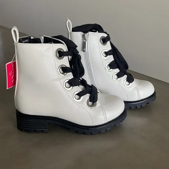 Nina White Boots, Girls