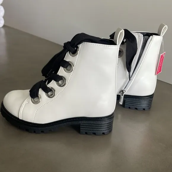 Nina White Boots, Girls