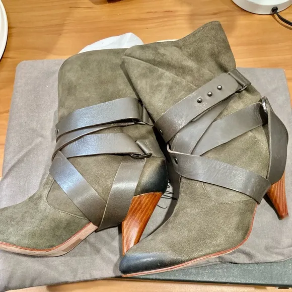 NWB Mea Shadow Cassandra Taupe Suede Harness Boots