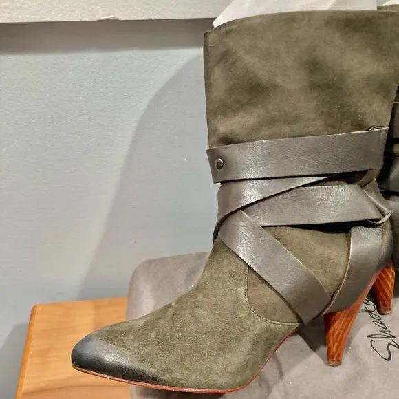 NWB Mea Shadow Cassandra Taupe Suede Harness Boots