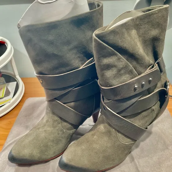 NWB Mea Shadow Cassandra Taupe Suede Harness Boots