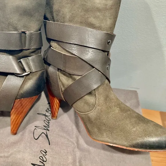 NWB Mea Shadow Cassandra Taupe Suede Harness Boots