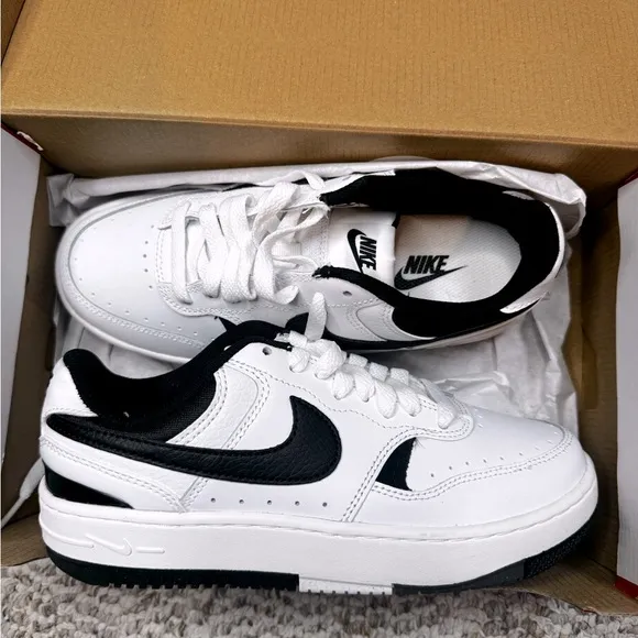 NWB Nike GAMMA Force White/Black Sneakers size 6