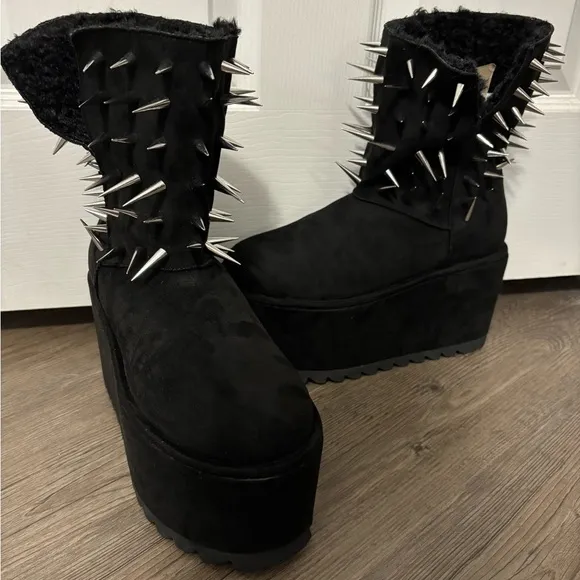 NWOB Dolls Kill / Widow Thorny Tales Winter Boots