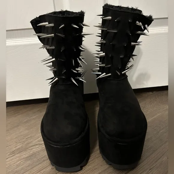 NWOB Dolls Kill / Widow Thorny Tales Winter Boots
