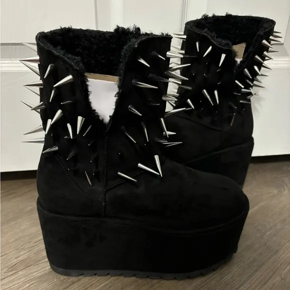 NWOB Dolls Kill / Widow Thorny Tales Winter Boots
