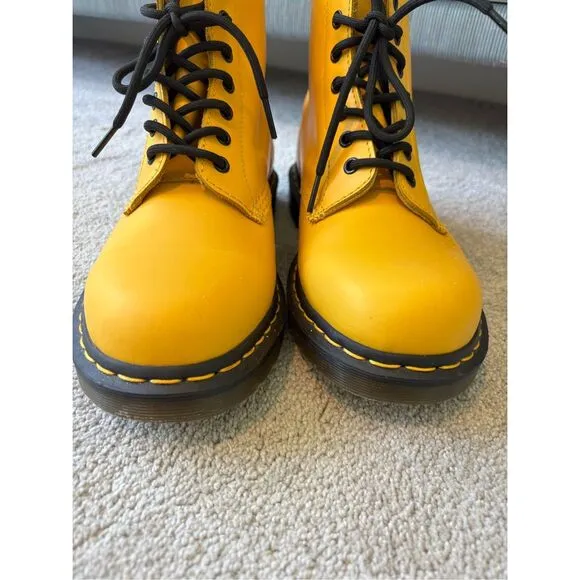 NWOB Dr Marten 1460 SMOOTH LEATHER LACE UP BOOTS, Sz 10 $150