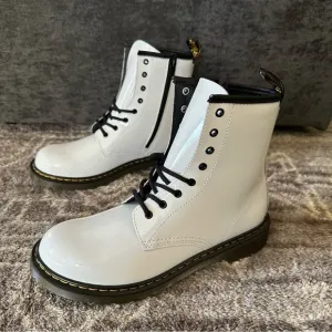 NWOT Dr Martens 1460 Y Zip Up Patent Leather Boots
