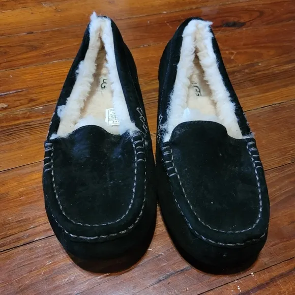 NWOT UGG sn 3312 Ansley women's slippers. Size 7