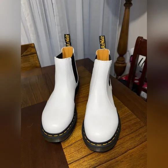 NWT 2976 YELLOW STITCH SMOOTH LEATHER CHELSEA BOOTS size 9