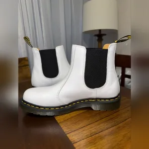 NWT 2976 YELLOW STITCH SMOOTH LEATHER CHELSEA BOOTS size 9