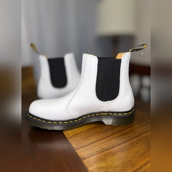 NWT 2976 YELLOW STITCH SMOOTH LEATHER CHELSEA BOOTS size 9