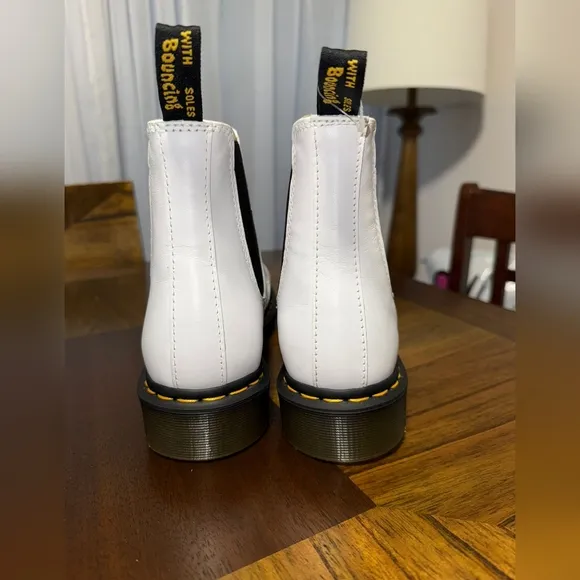NWT 2976 YELLOW STITCH SMOOTH LEATHER CHELSEA BOOTS size 9